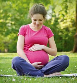 zwangere vrouw op yogamat