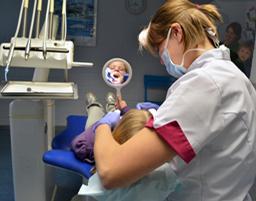 Lonneke controleert kind sp